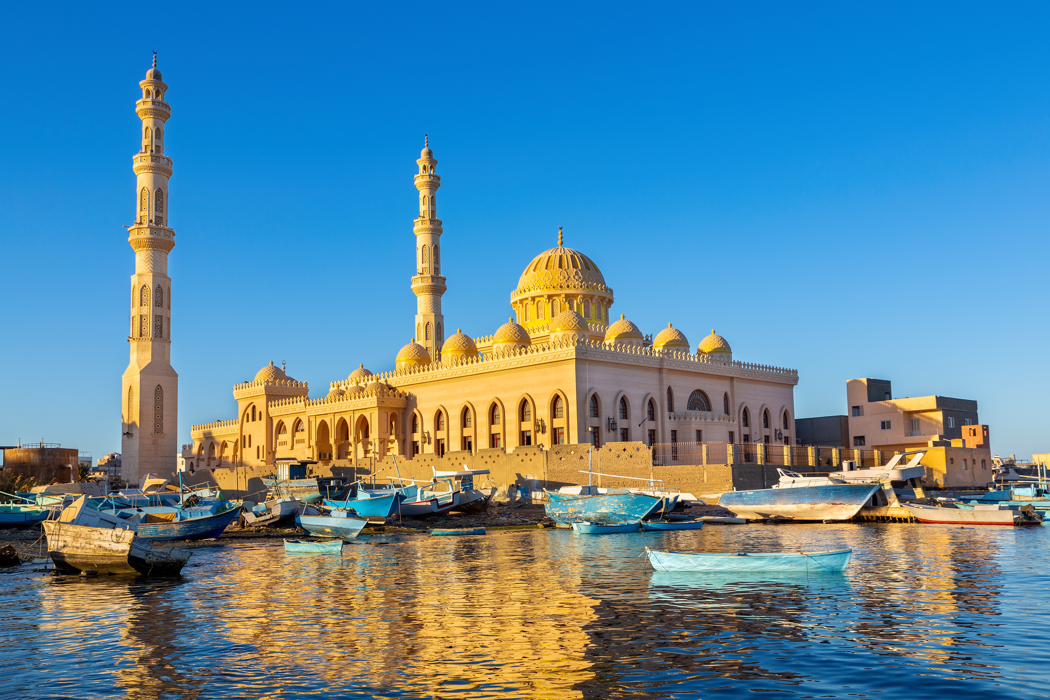 Hurghada Stadt mit Moschee Am Hafen in Hurghada mit Booten und Moschee im Abendlicht