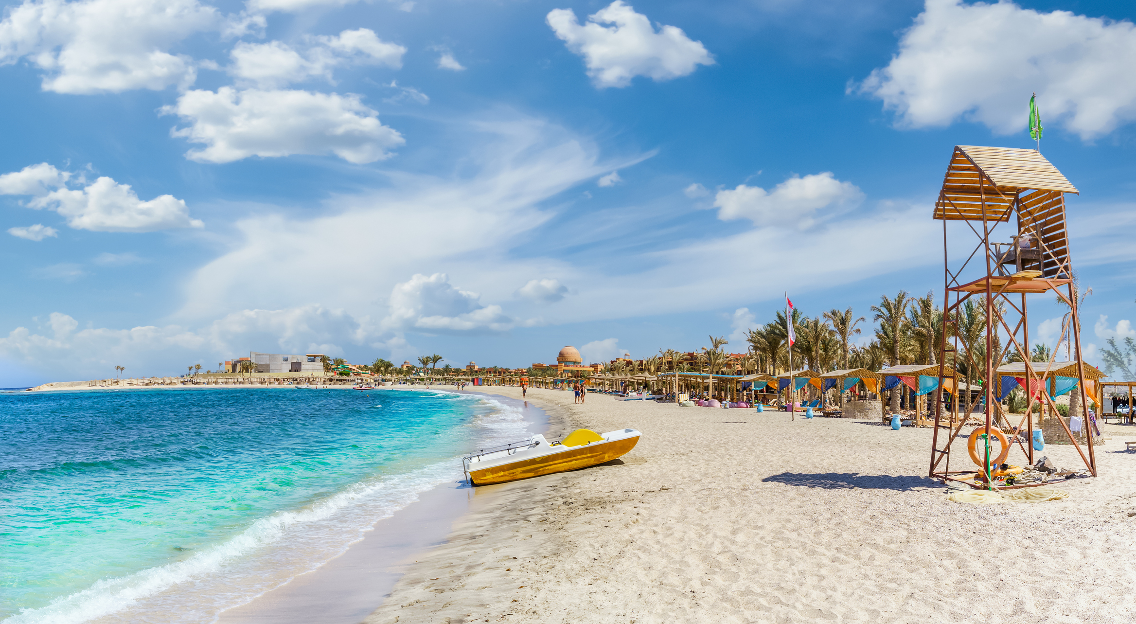 Marsa Alam Abu Dabbab Beach Feinsandiger Strandabschnitt mit Palmen und Sonnenschirmen