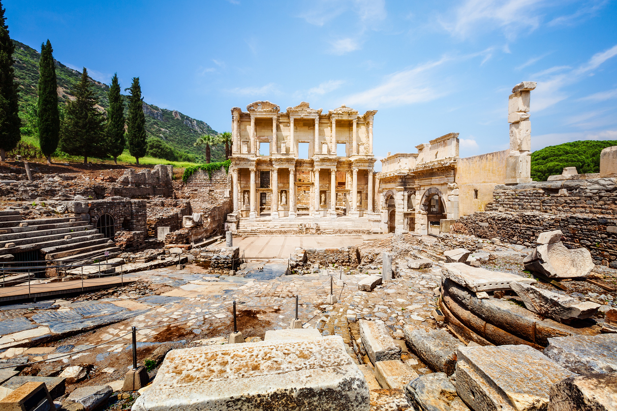 Ephesos Bibliothek Ephesos Ruinen der Celsus Bibliothek mit Pinien und grünem Hang im Hintergrund