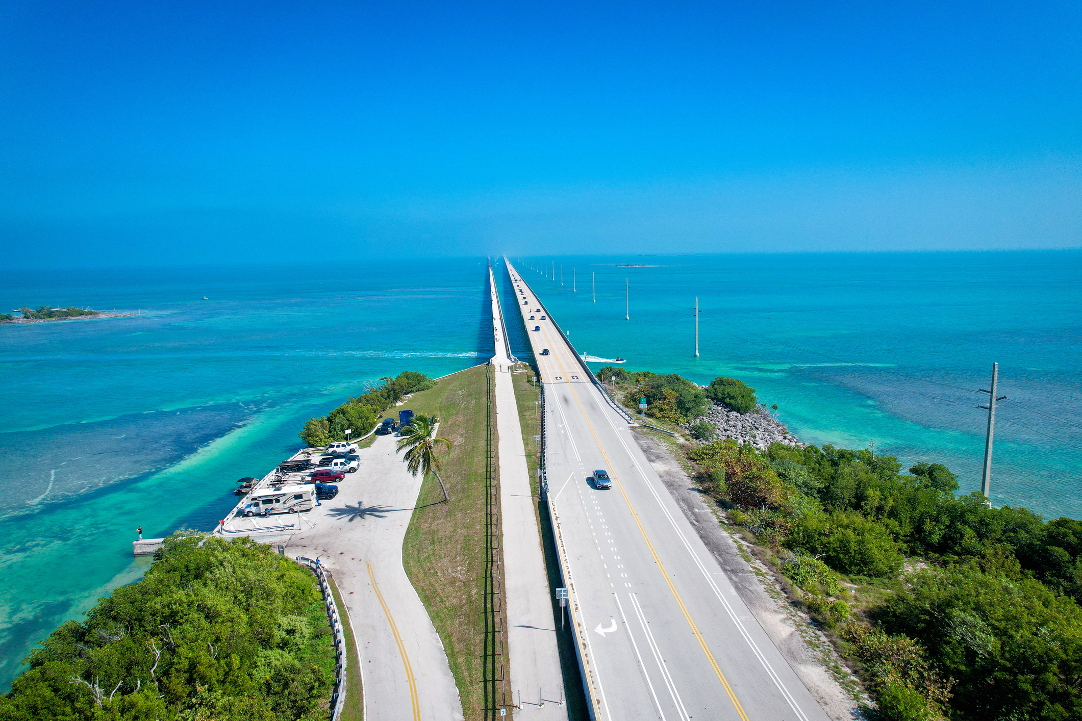 Blick auf eine sehr lang Brücke über den blau schimmernden Ozean hinaus nach Key West 
