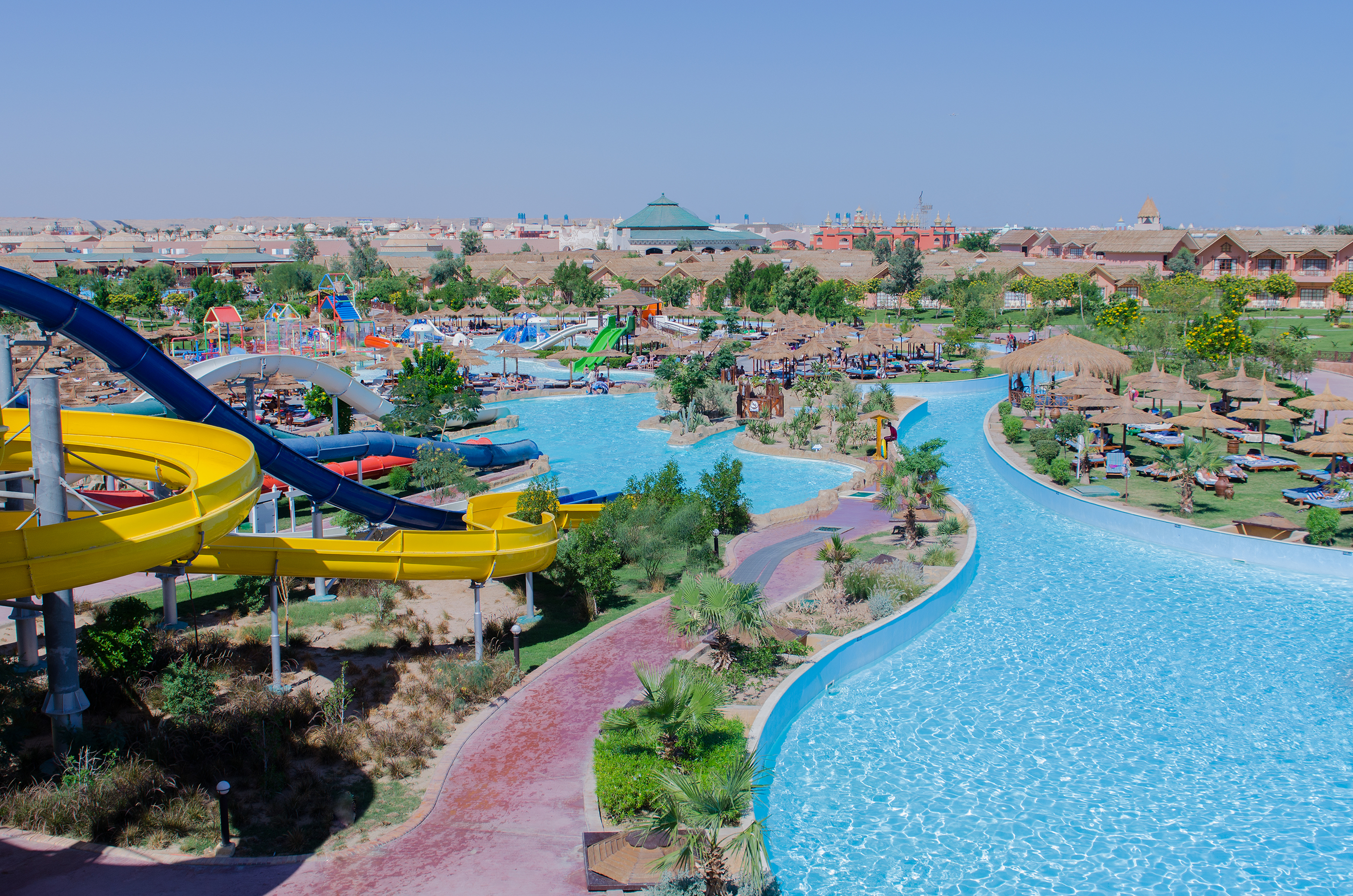 Aqua Park Hurghada Großer Aquapark mit mehren bunten Rutschen und Poolbecken mit Plamen