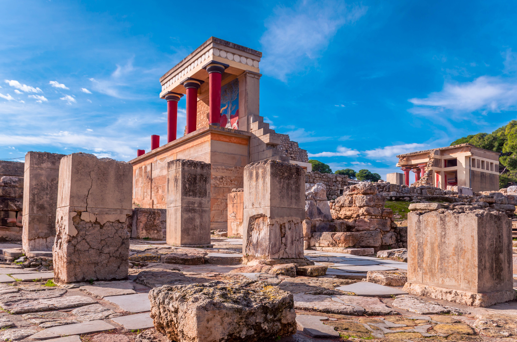Teilweise restaurierter Teil des Palast von Knossos rote Säulen und Ruinen