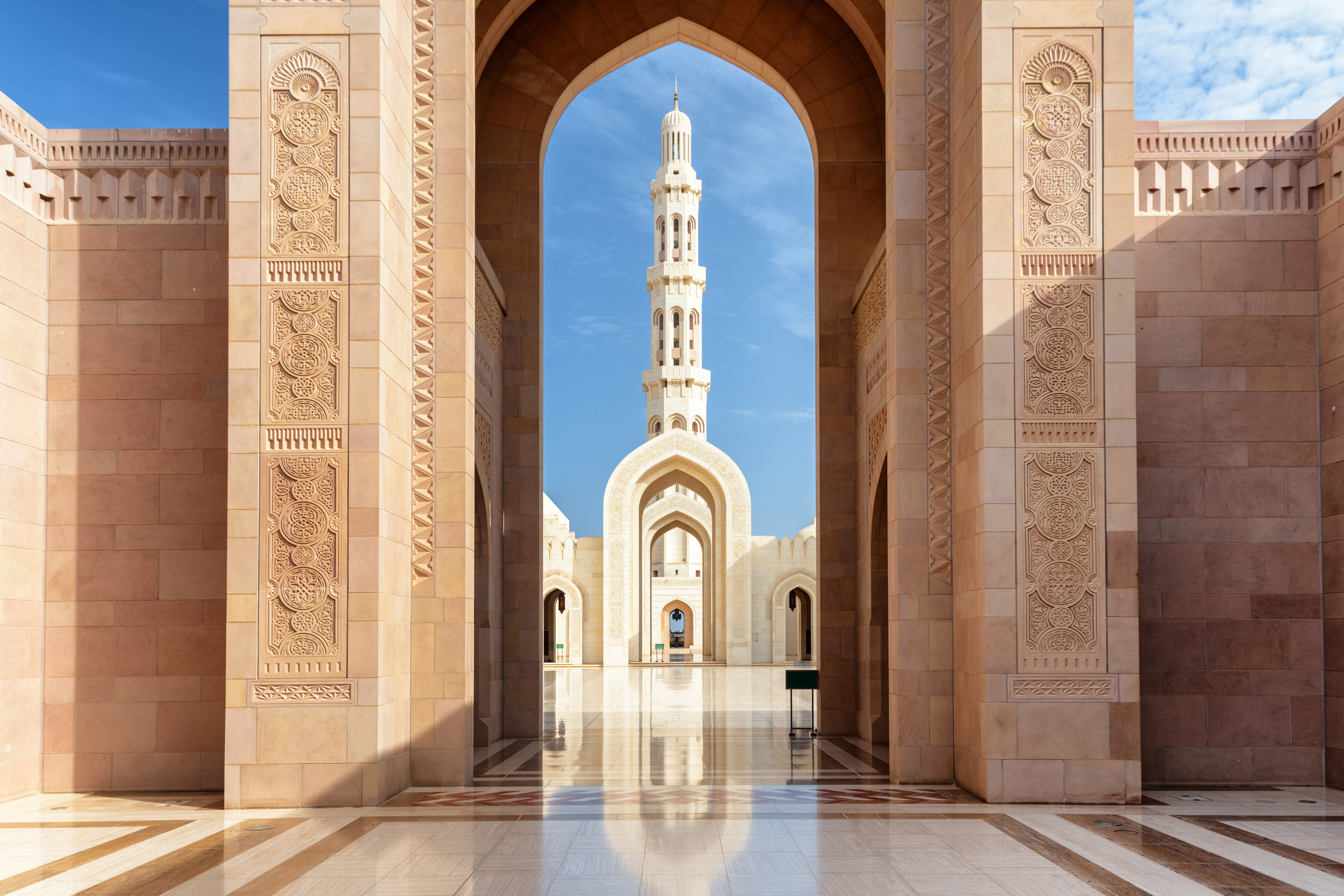 Oman Muscat Blick durch einen Torbogen auf die große Moschee in Muscat