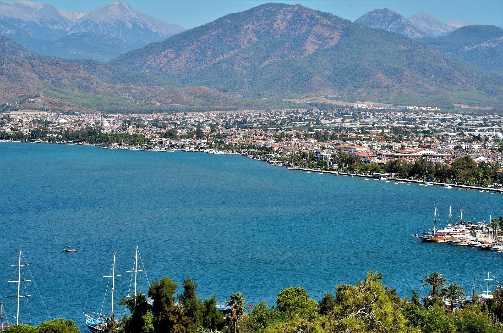 Urlaub Region Dalaman Bergblick in ein grünes Tal mit Palmen