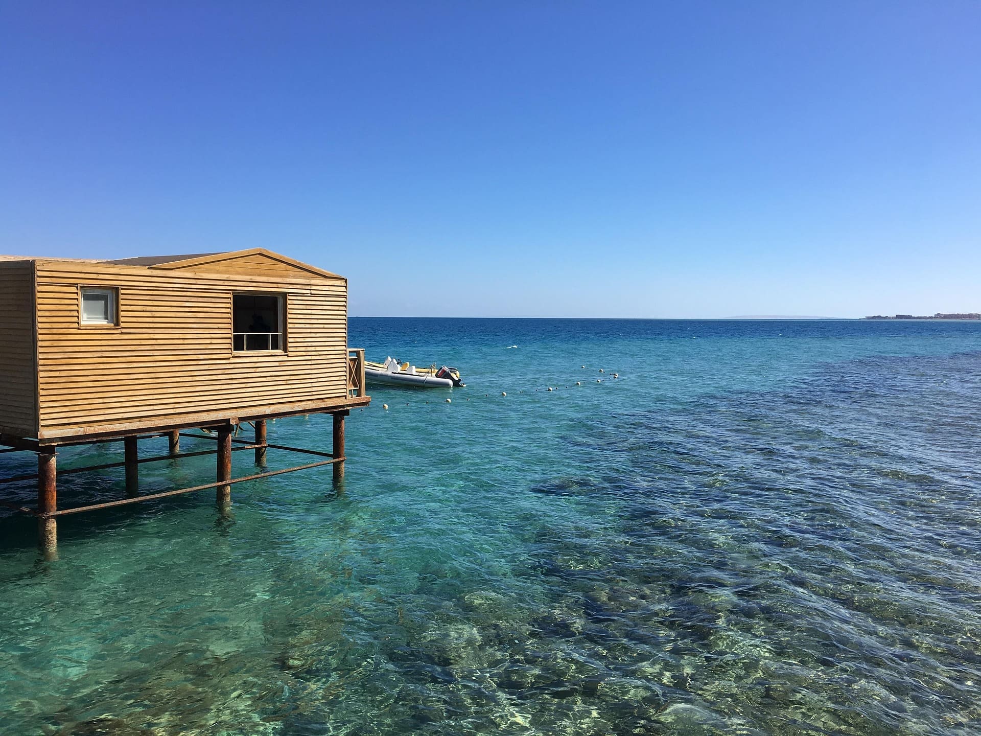 Strand in Griechenland mit kleiner Bucht und kleinem Sandstrand von Felsküste umgeben