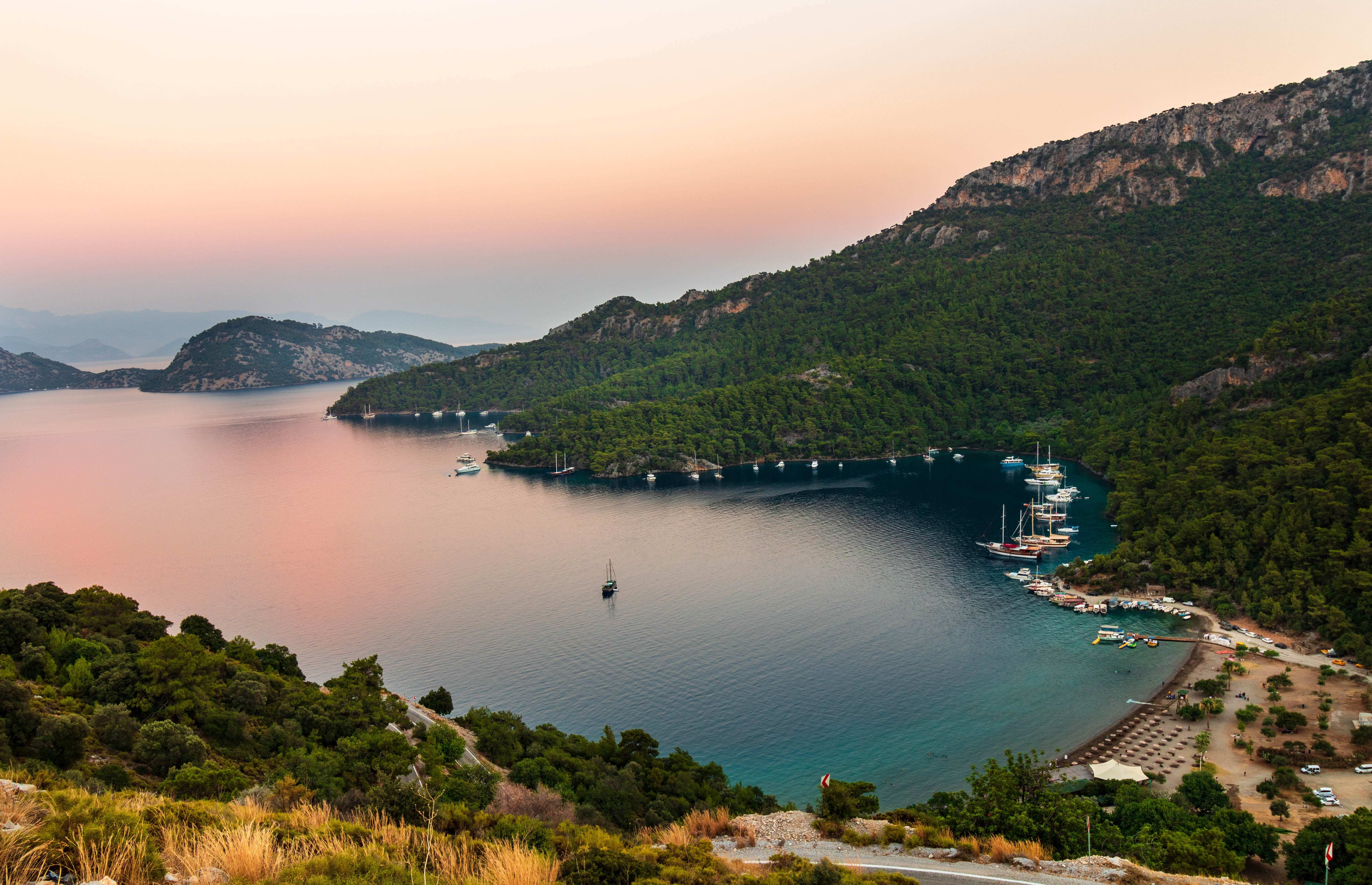 dalaman-urlaub Eine idyllische Bucht im Sonnenuntergangslicht