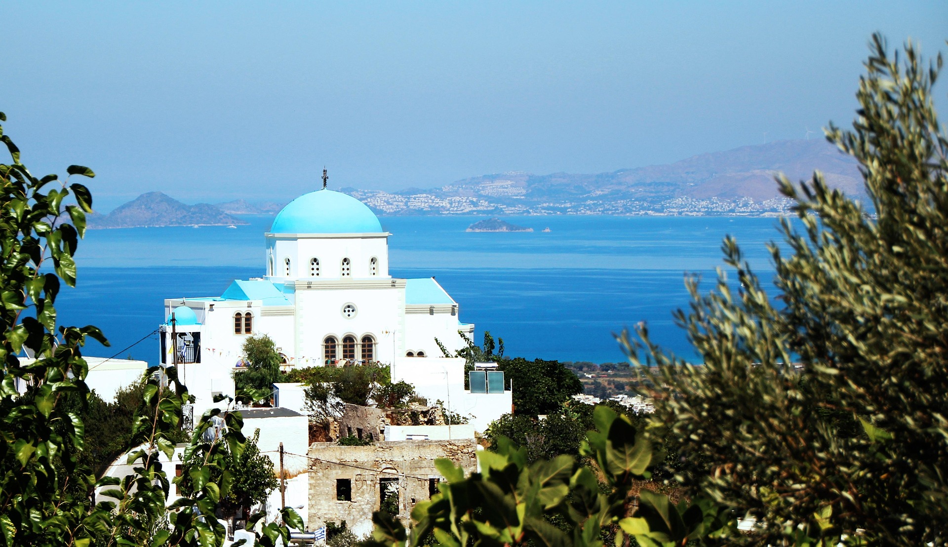 eine blau weiße Kirche vor dem blauen Meer