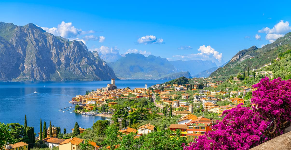 Urlaub am Gardasee Bergsee inmitten von Bergen und grünen Hügeln