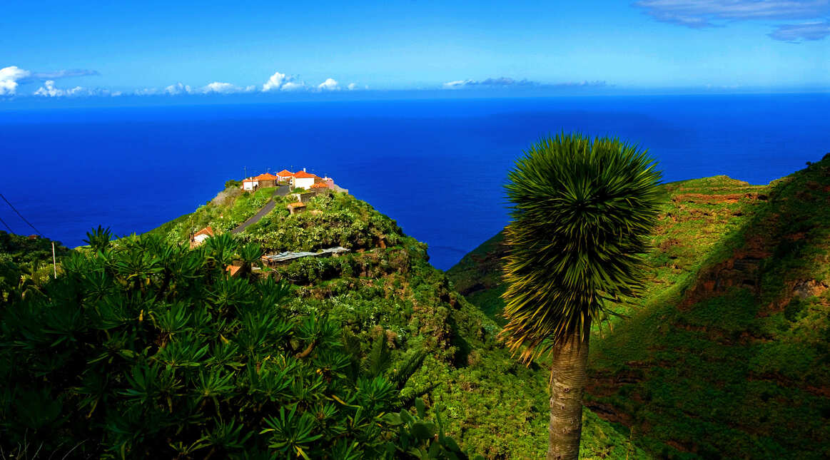 Grüne Berge mit blauem Meer im Hintergrund