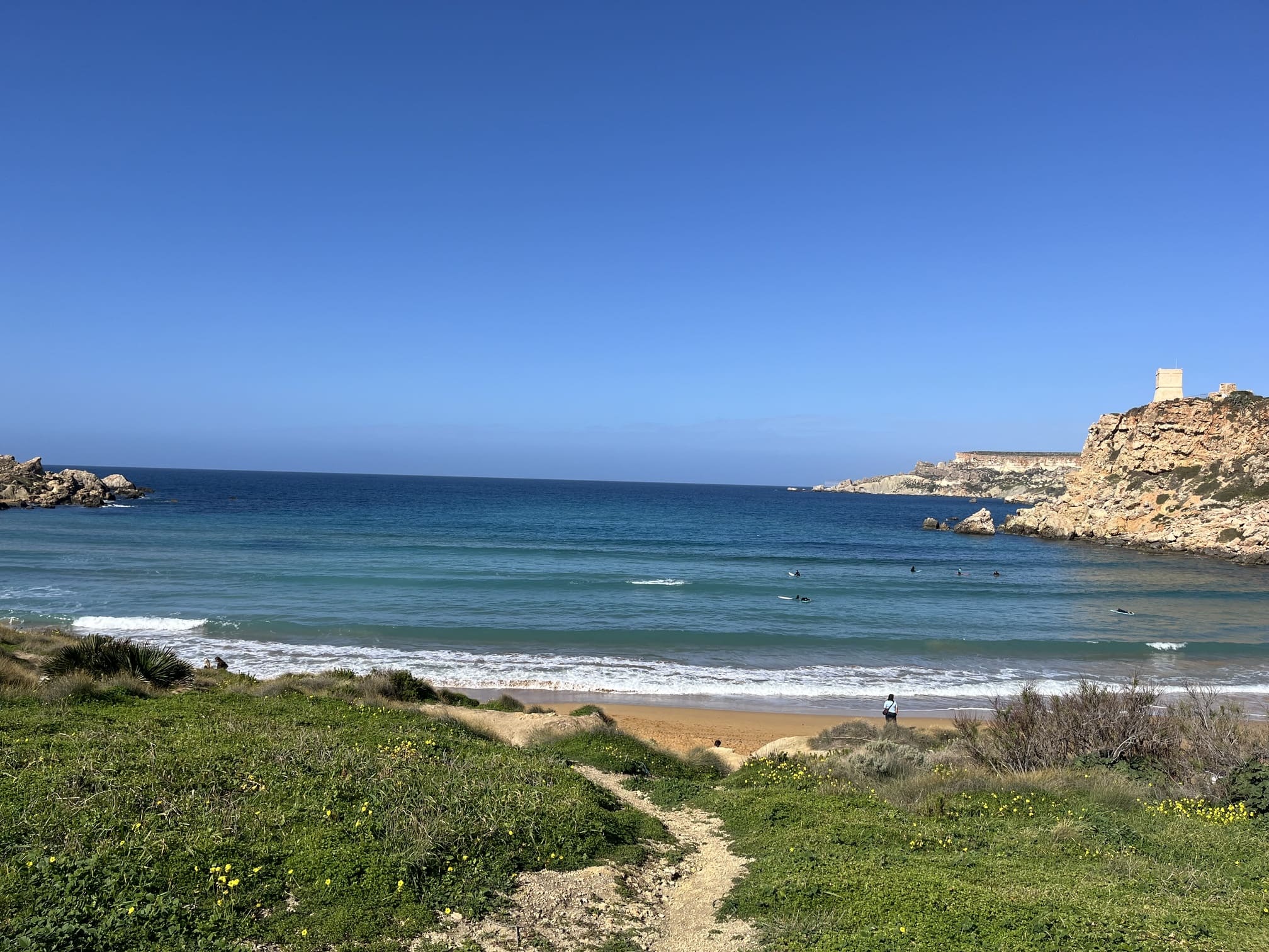 Malta kleine Badebucht mit Sandstrand und Surfern