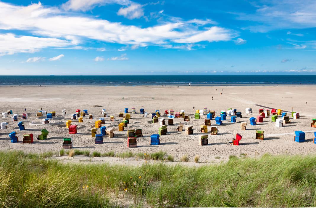 Urlaub auf Langeoog Bunte Strandkörbe am breiten Nordseestrand