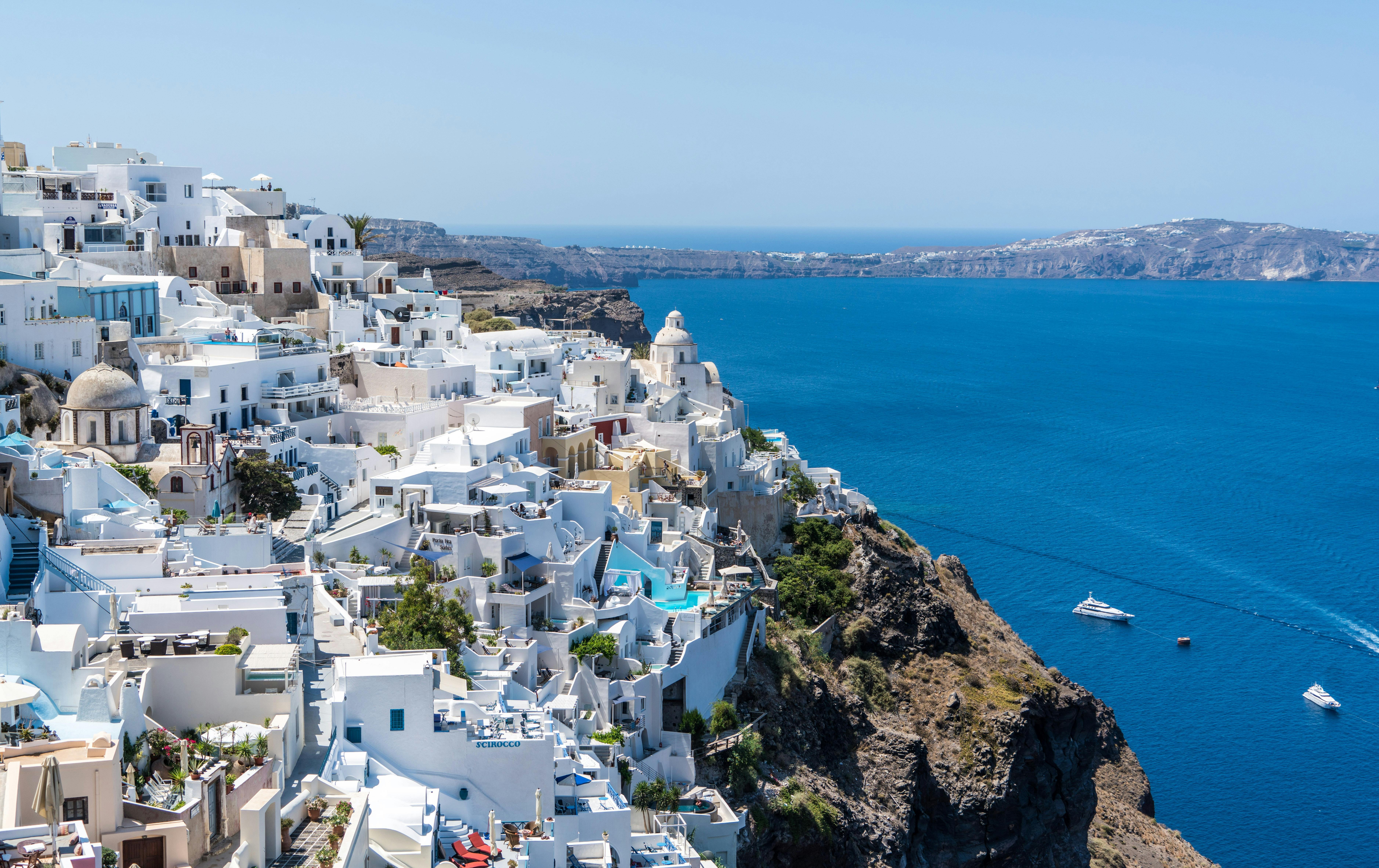 Felshang in Santorin mit blauem Meer