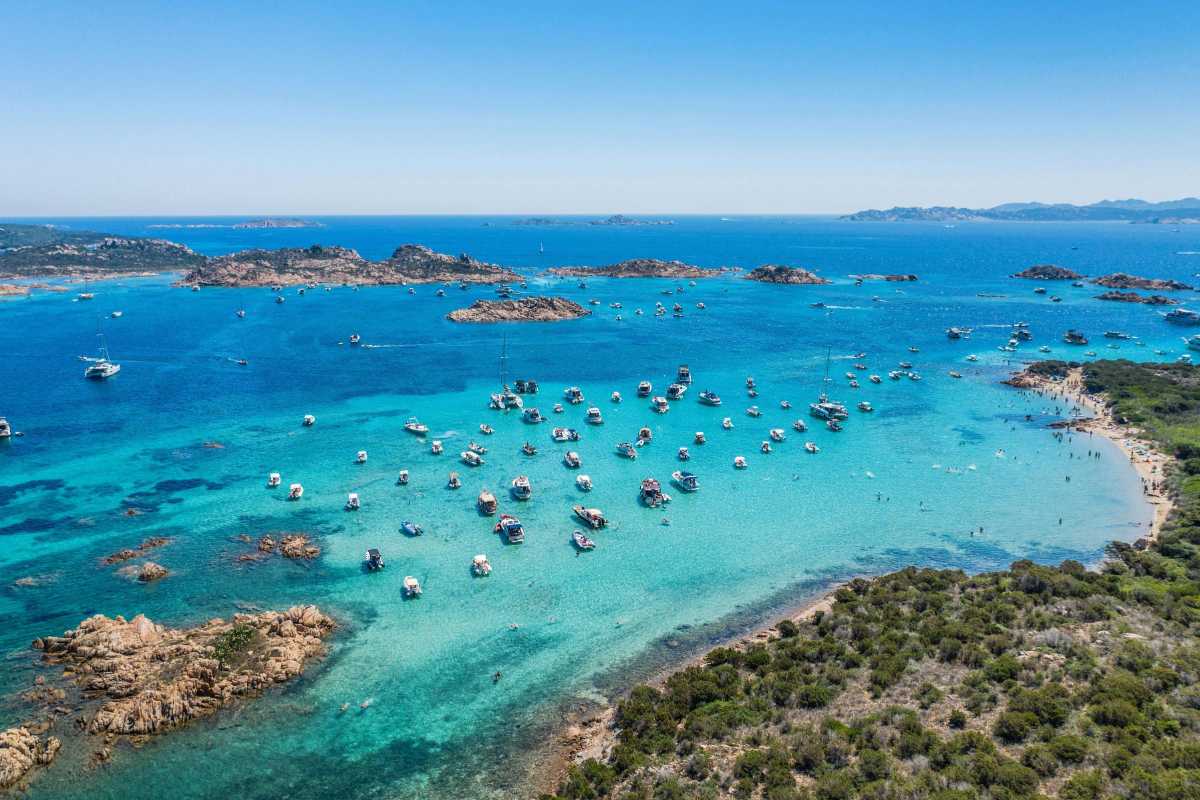 urlaub-auf-sardinien Urlaub auf Sardinien Küste mit vielen booten