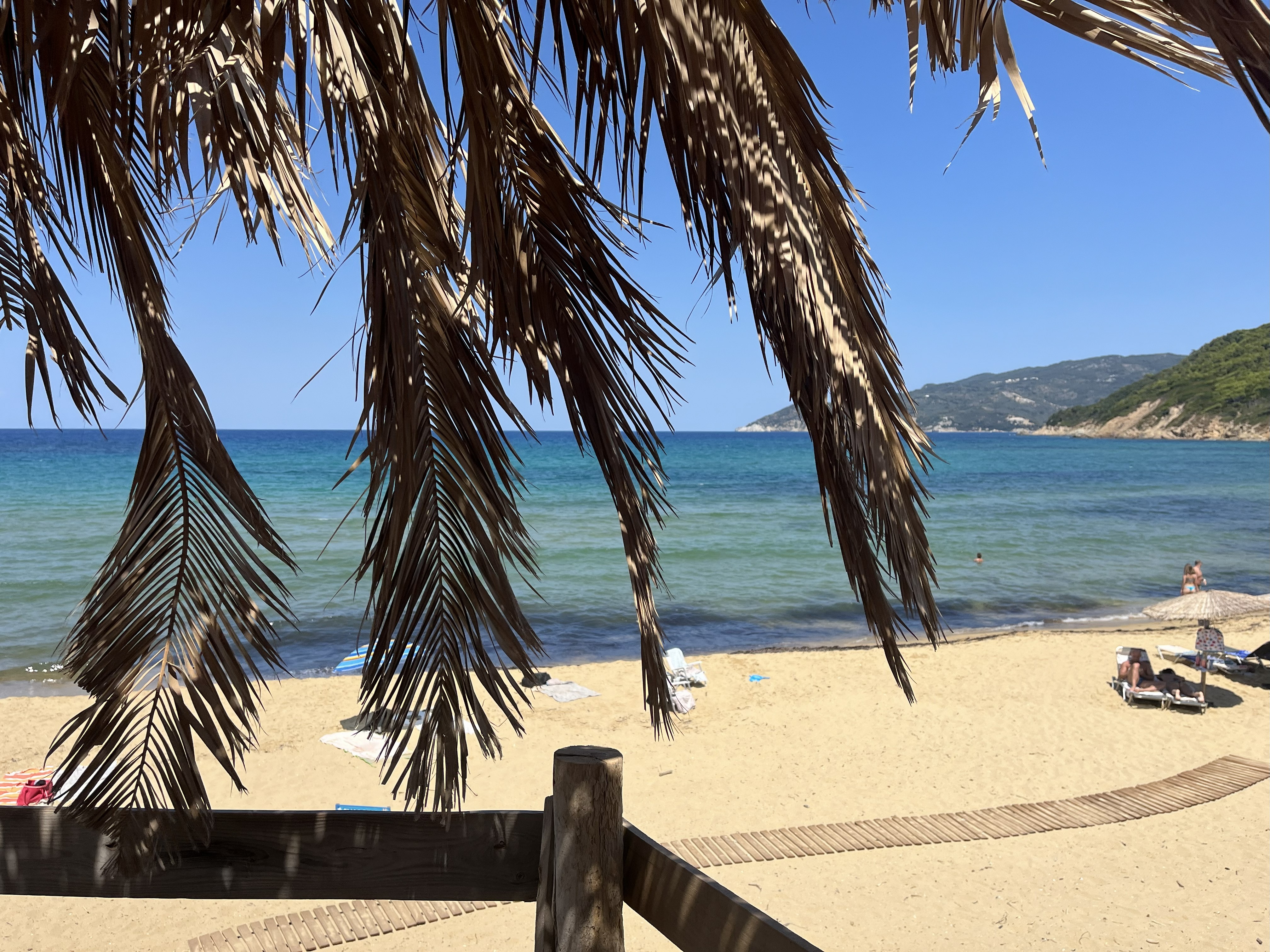 Wilder Strand auf der Insel Skiathos Ein naturbelassener recht leerer Sandstrand