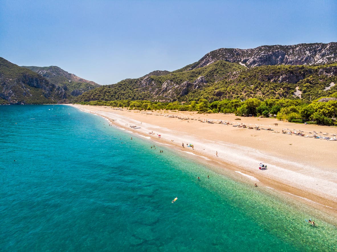 Urlaub in Kemer Urlaub Kemer am Strand mit grünem Hinterland