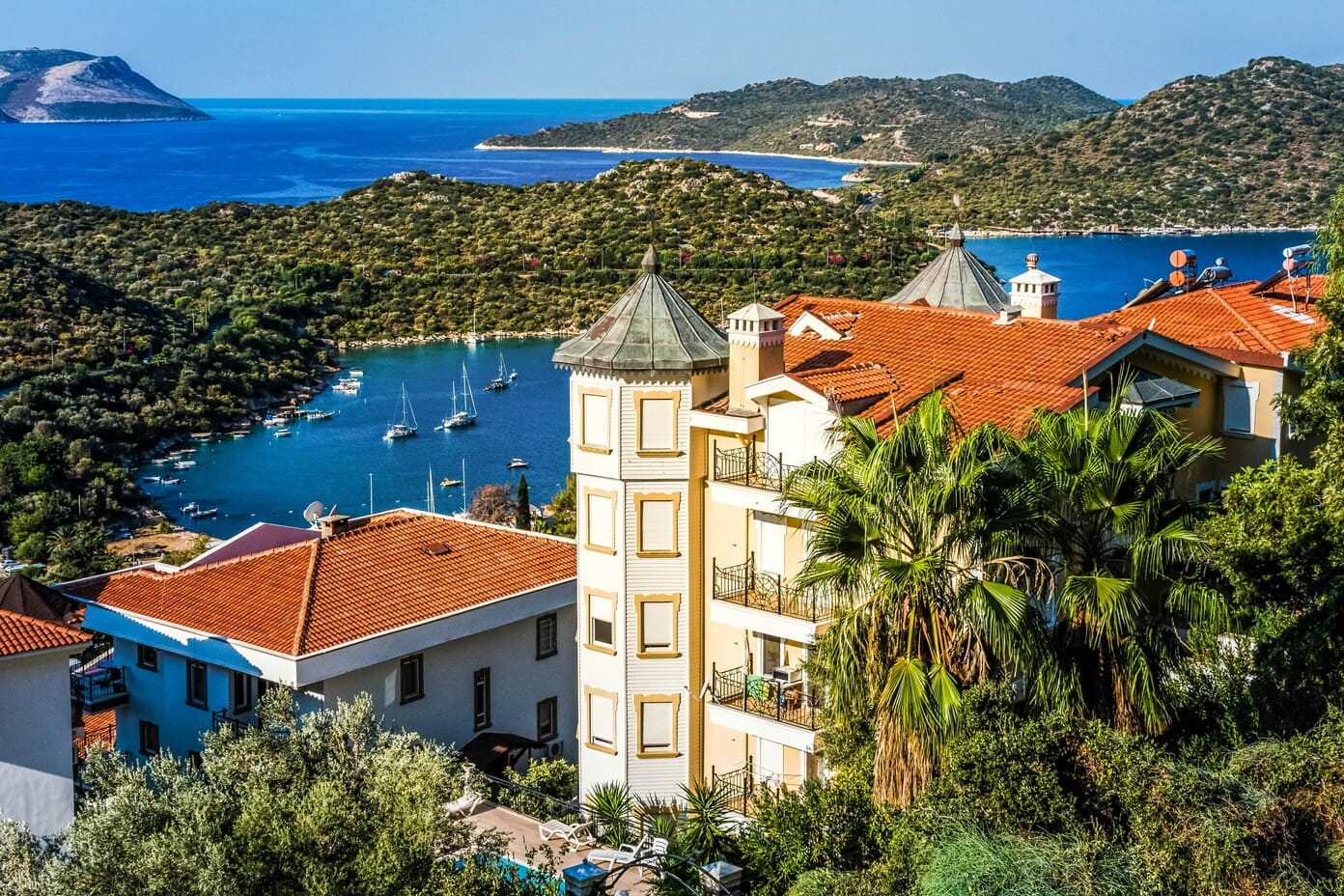 Urlaub Region Bodrum Blick von oben auf Häuser und eine grüne Küste mit Strandbuchten
