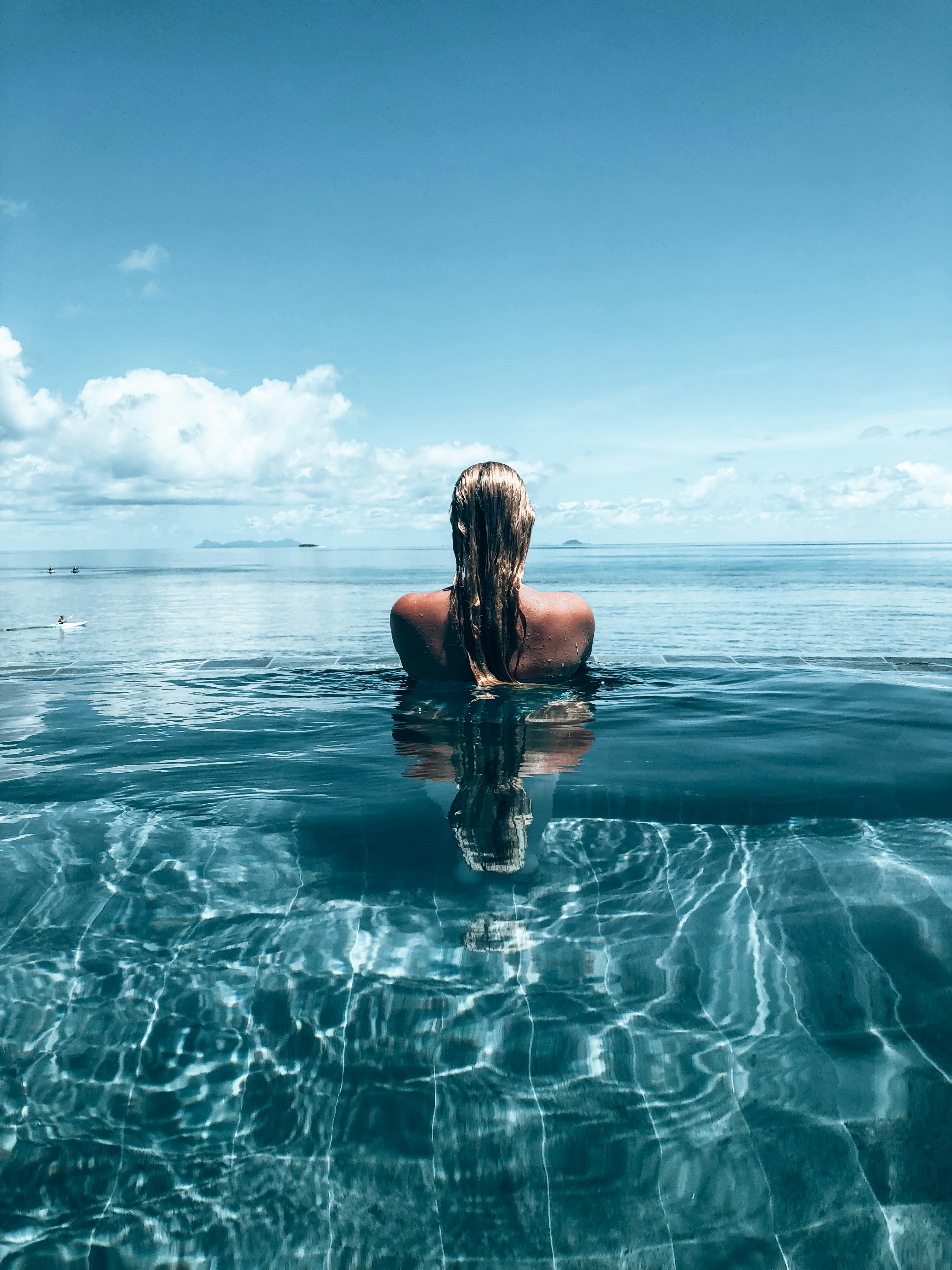 Frau im Infinitypool Eine blonde Frau in einem Infinitypool.