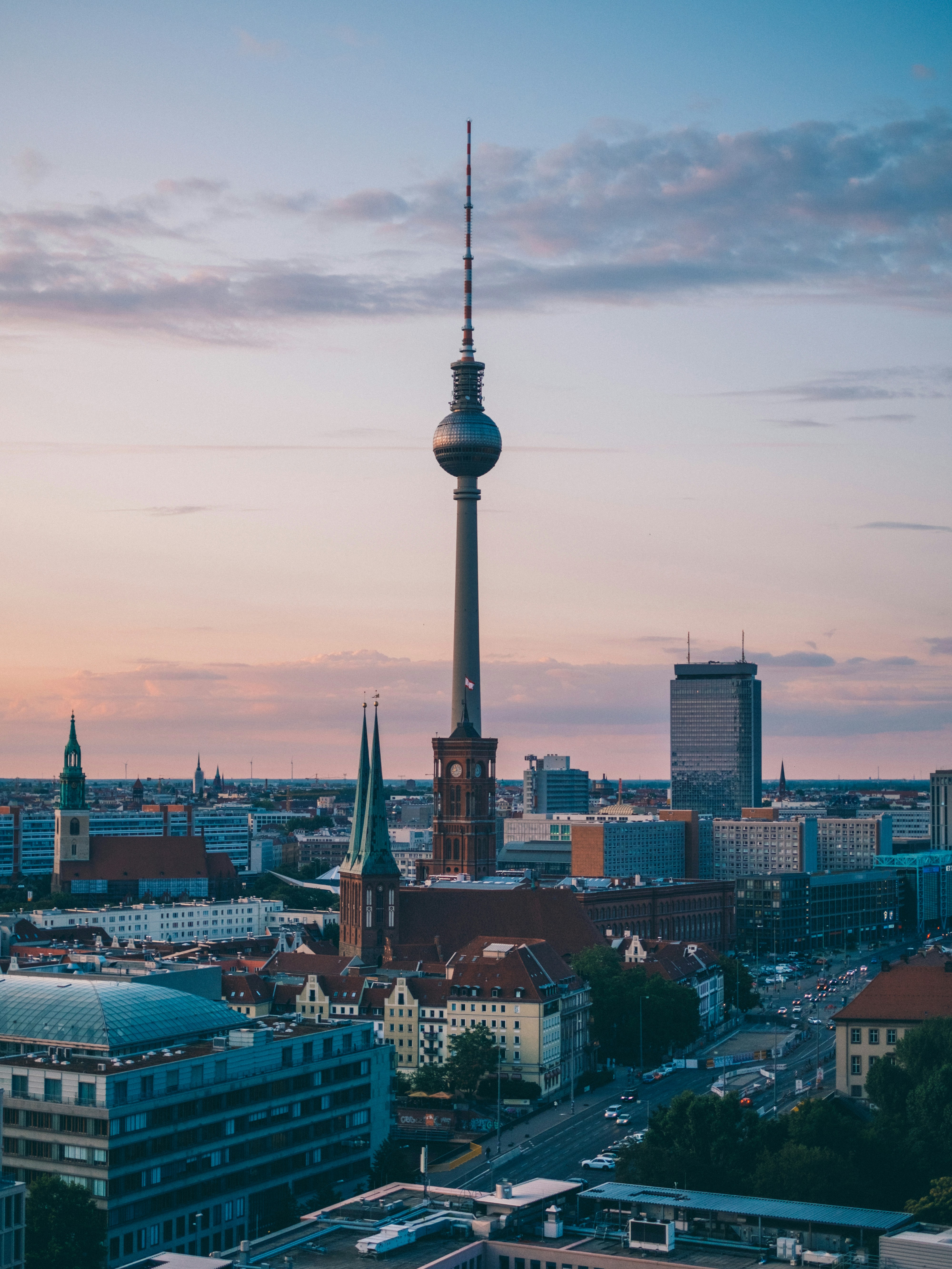 Urlaub in Berlin Blick auf den Fernsehturm in Abendstimmung