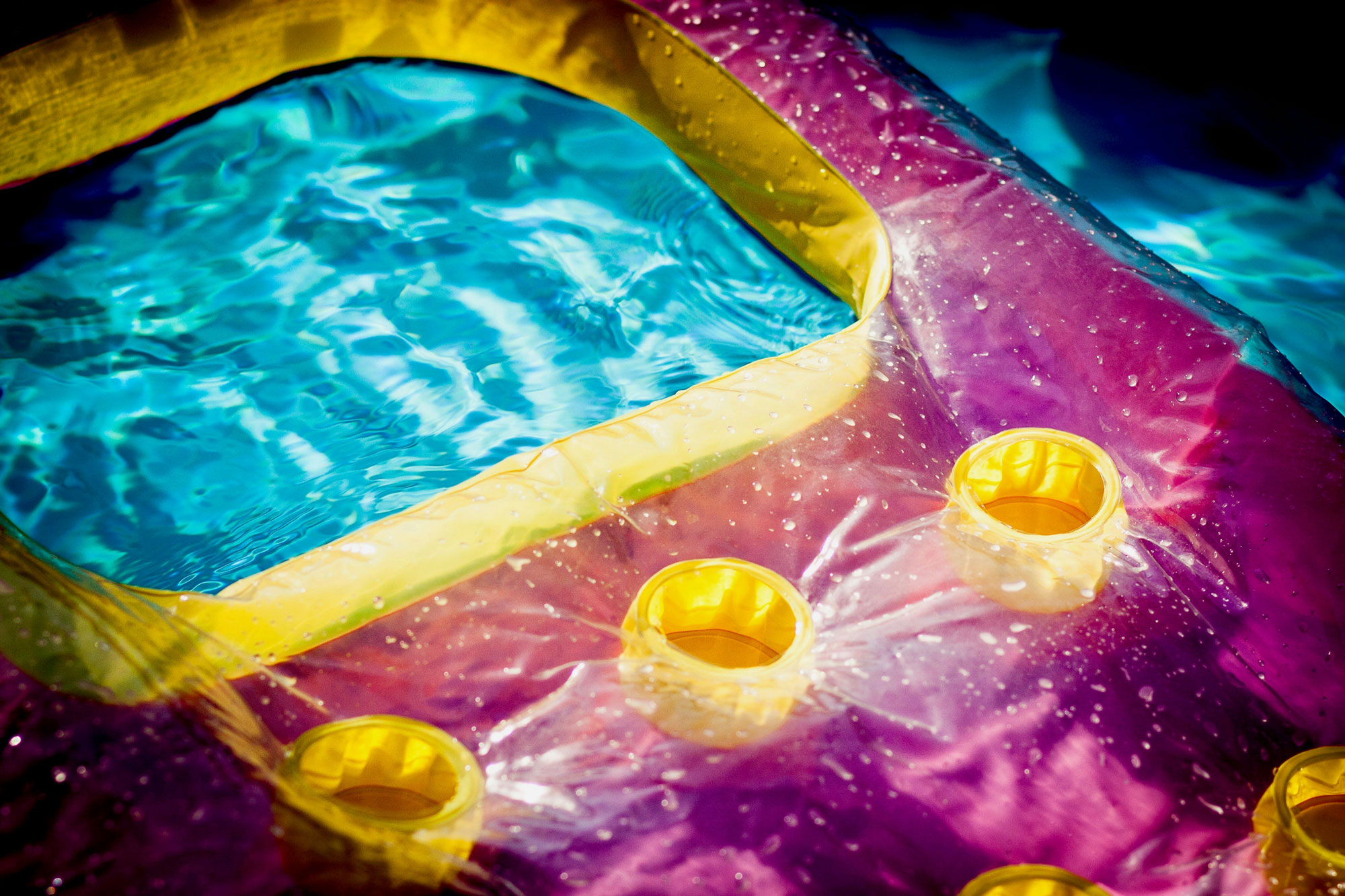 jungle-aqua-park-hurghada eine-lila-gelbe-luftmatratze-auf-dem-blauen-poolwasser