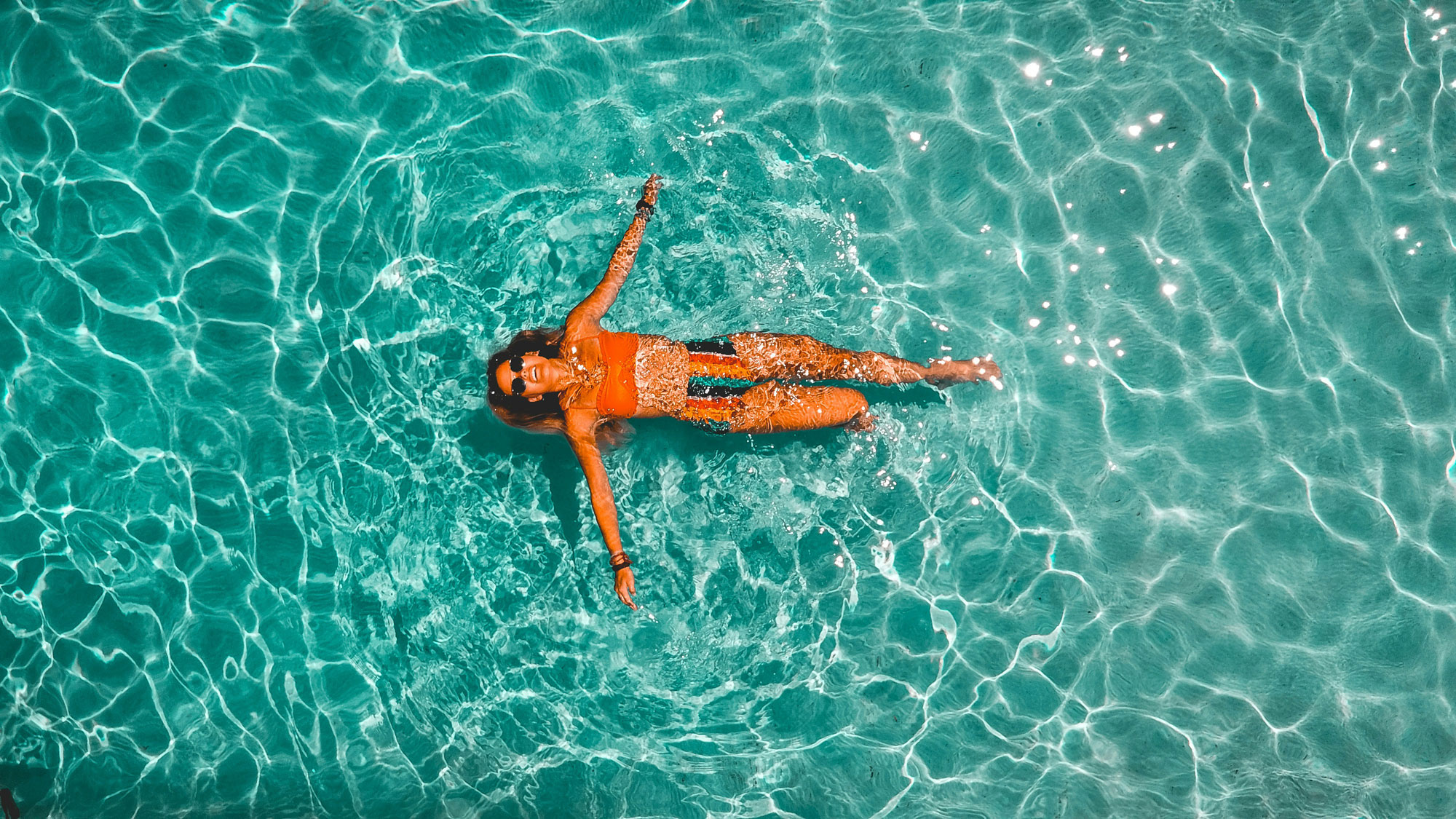 Spa Hotels in Spanien Frau schwimmt im Pool im Spa Hotel